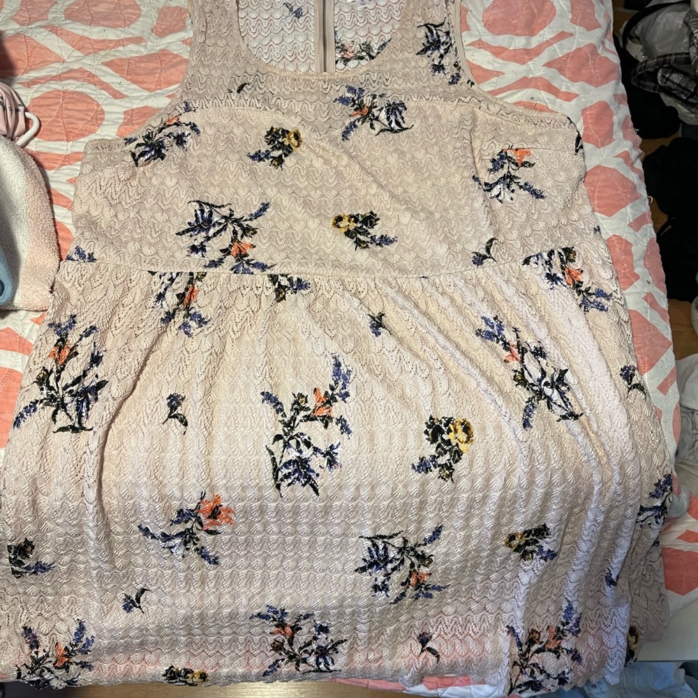 Floral summer dress with zipper on back